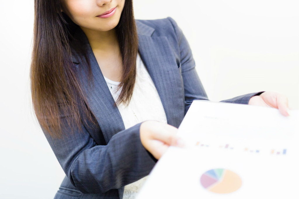 言われる前に動いている女性社員